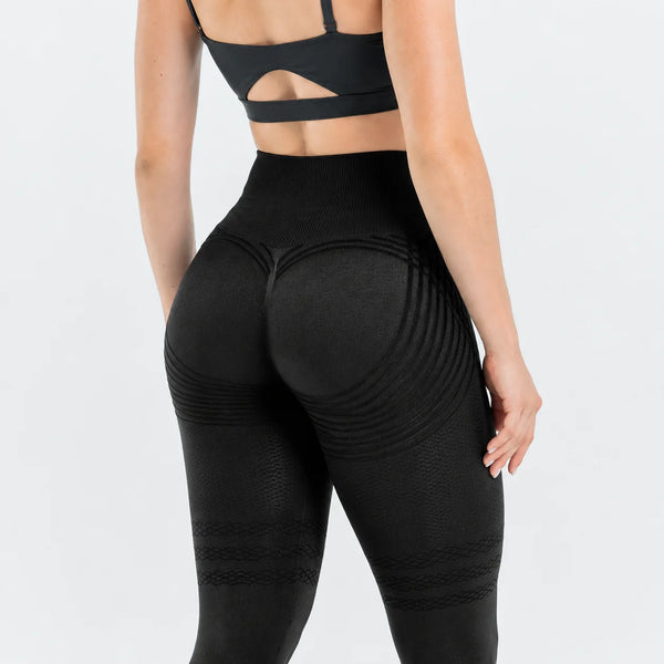 Lovelle's Svarta sportleggings med utskuren design på vit bakgrund