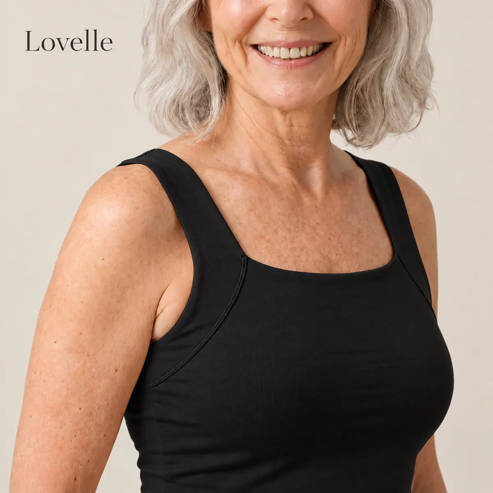 Hymyilevä hopeahiuksinen nainen Lovelle Ease -topissa sisäänrakennetuilla liiveillä, väri musta, neliön muotoinen pääntie ja leveät olkaimet