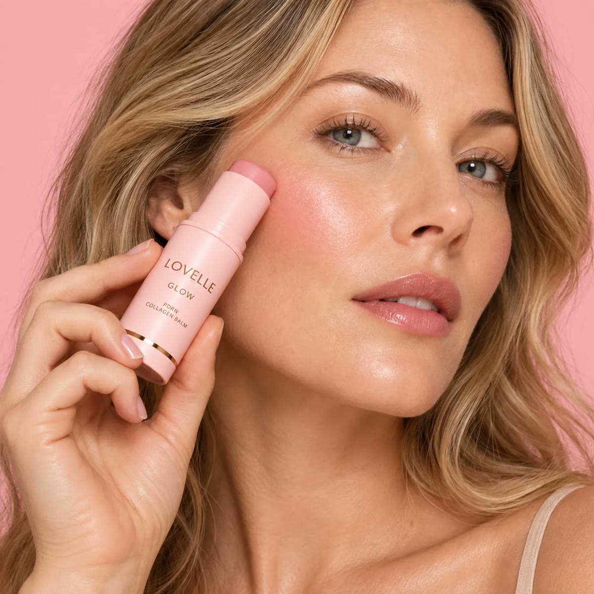 Nainen levittää Lovelle Glow'ta poskelle